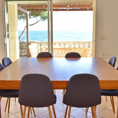 Villa En Bord De *